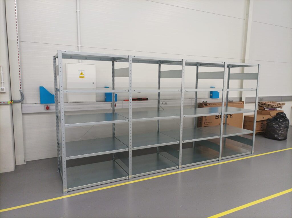 Profesjonalne regały półkowe w uporządkowanym obiekcie – dbamy o bezpieczeństwo w magazynie.